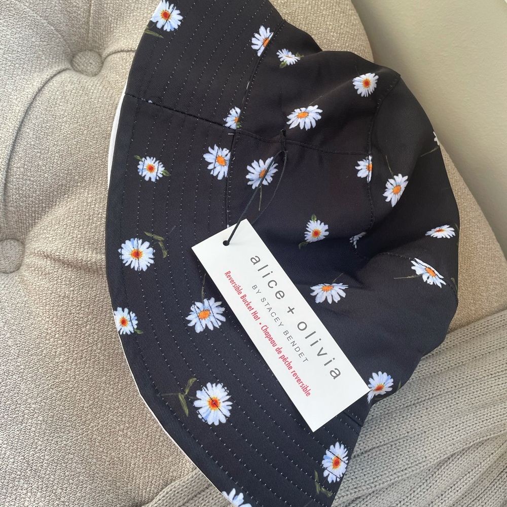 NWT alice + olivia hat